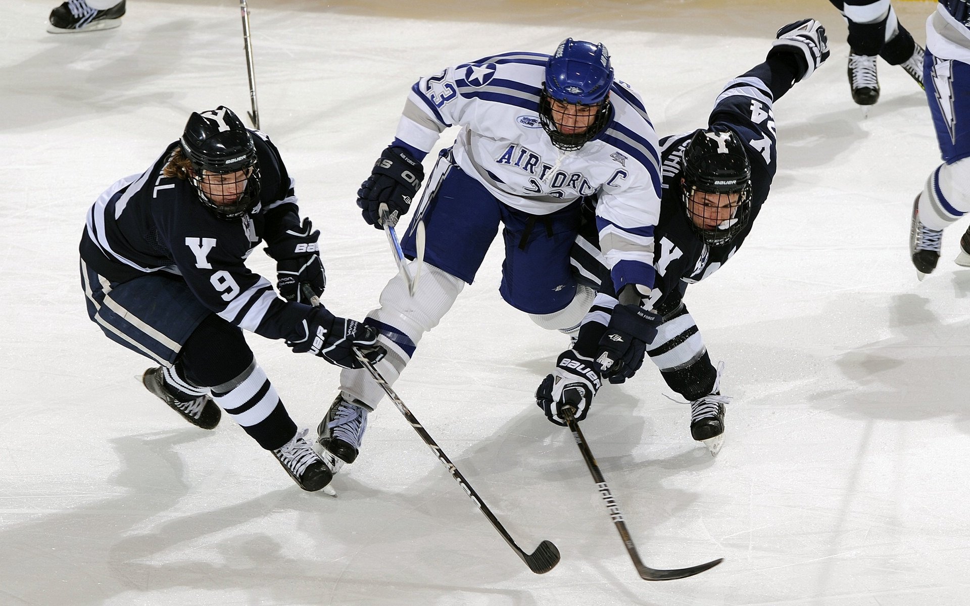 比赛中球员们齐心协力,力争胜利